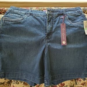 GLORIA VANDERBILT SHORTS